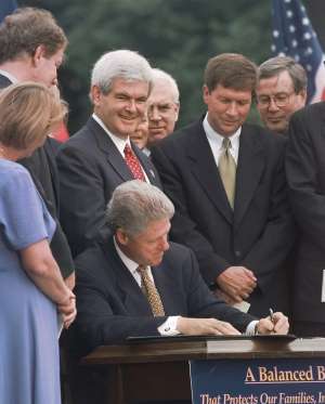 Kasich, nelle vesti di House Budget Committee Chairman , insieme allo Speaker della Camera, Newt Gingrich, assiste alla firma di Bill Clinton  del "balanced budget bill" (5 agosto 1997)